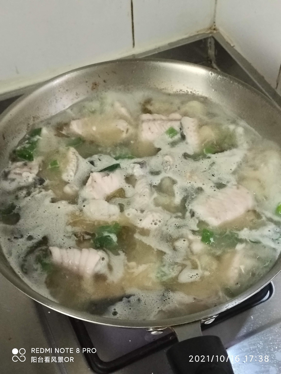 美食不但要能吃还要能做,使用电饭锅怎样做酸菜鱼