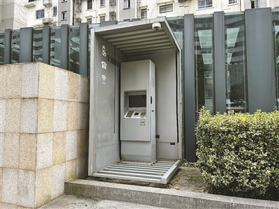 废弃的公共电话亭还能用吗,城市还有多少无法使用公用电话亭