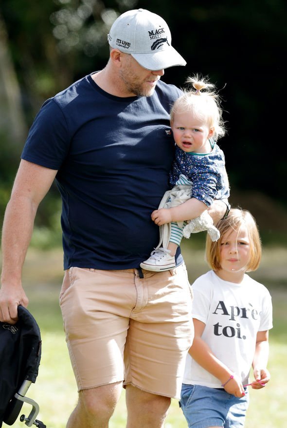 英女王俩曾外孙女突袭直播中爸爸,抢帽子吃东西,王位继承人太萌