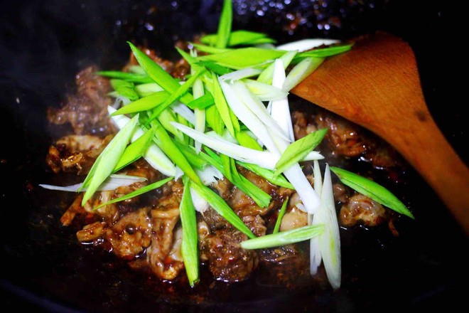 鸡胗炒鸡胗需要焯水吗,炒鸡胗用不用先煮熟