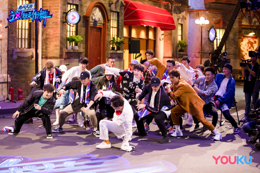 易烊千玺打游戏赢和输的状态,易烊千玺是演员歌手舞者原视频