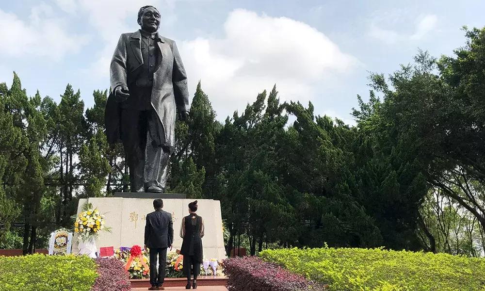 巨邦清明献花丨人间四月无心芳菲，上山看总设计师改革大步豪迈