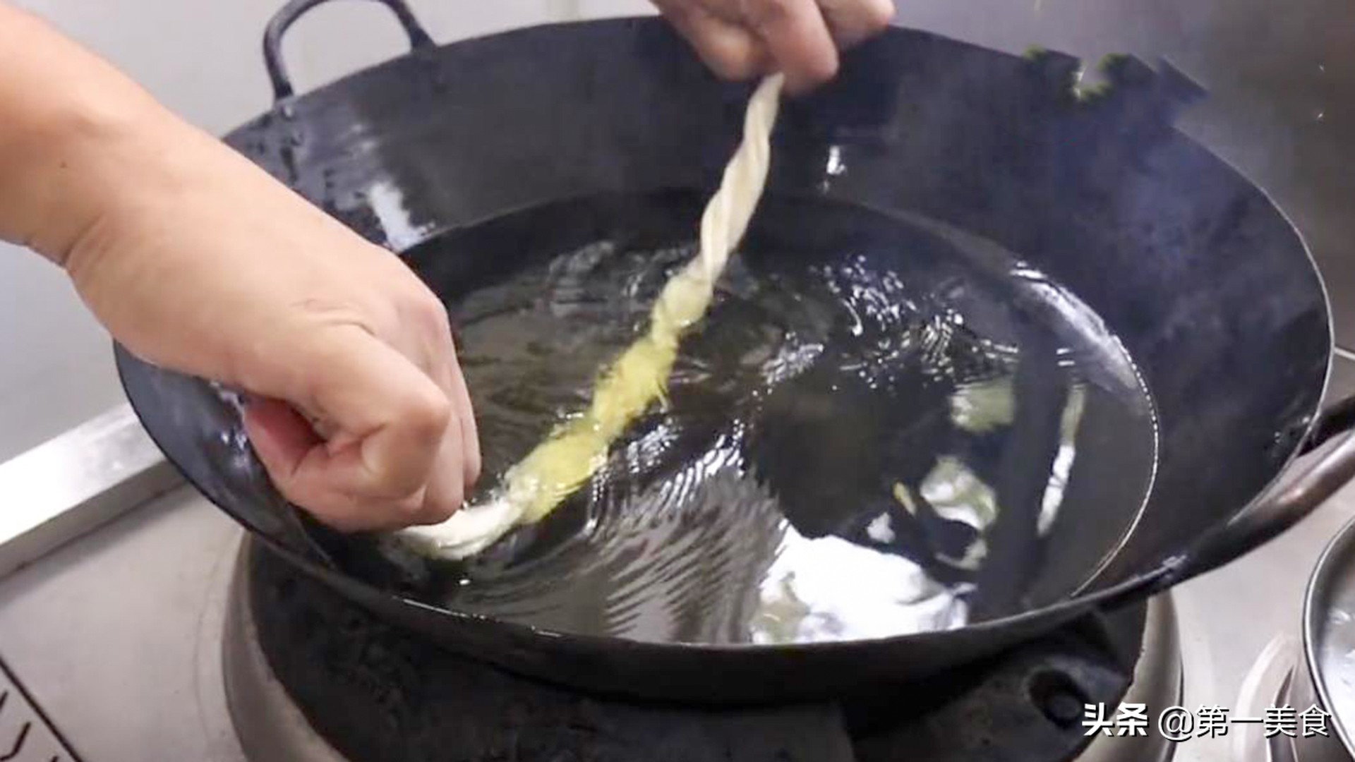 油条怎么炸好吃又简单的做法,油条怎样炸又大又蓬松