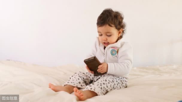 宝宝老爱摸什么原因,宝宝爱摸人脸怎么办