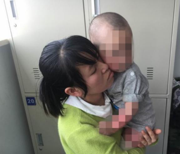 孩子被烫伤母亲自责了,孩子被开水烫伤大人自责