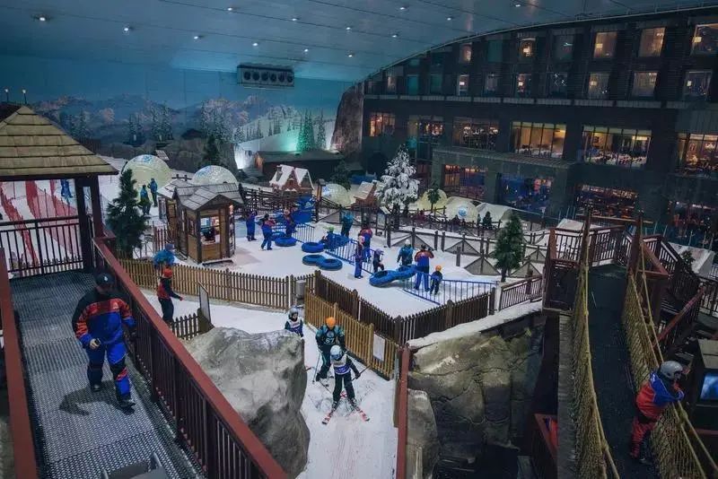 迪拜街头捡到一辆豪车,迪拜豪车坟场里的废弃豪车