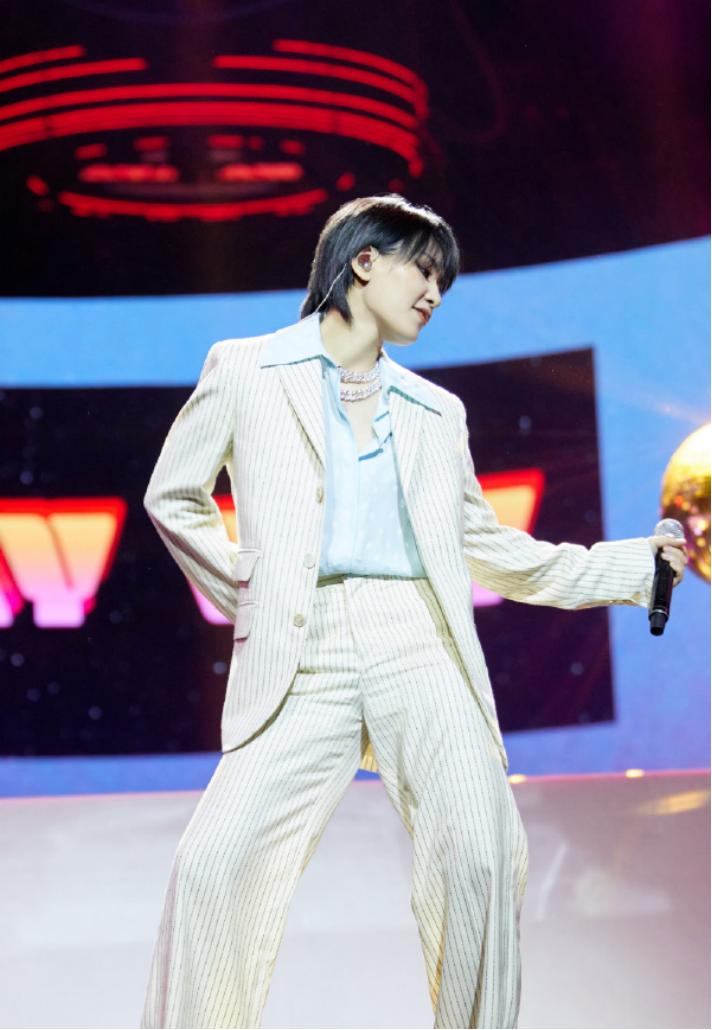 张艺兴王源音乐盛典上连拿四奖蔡徐坤周笔畅获最佳男女歌手