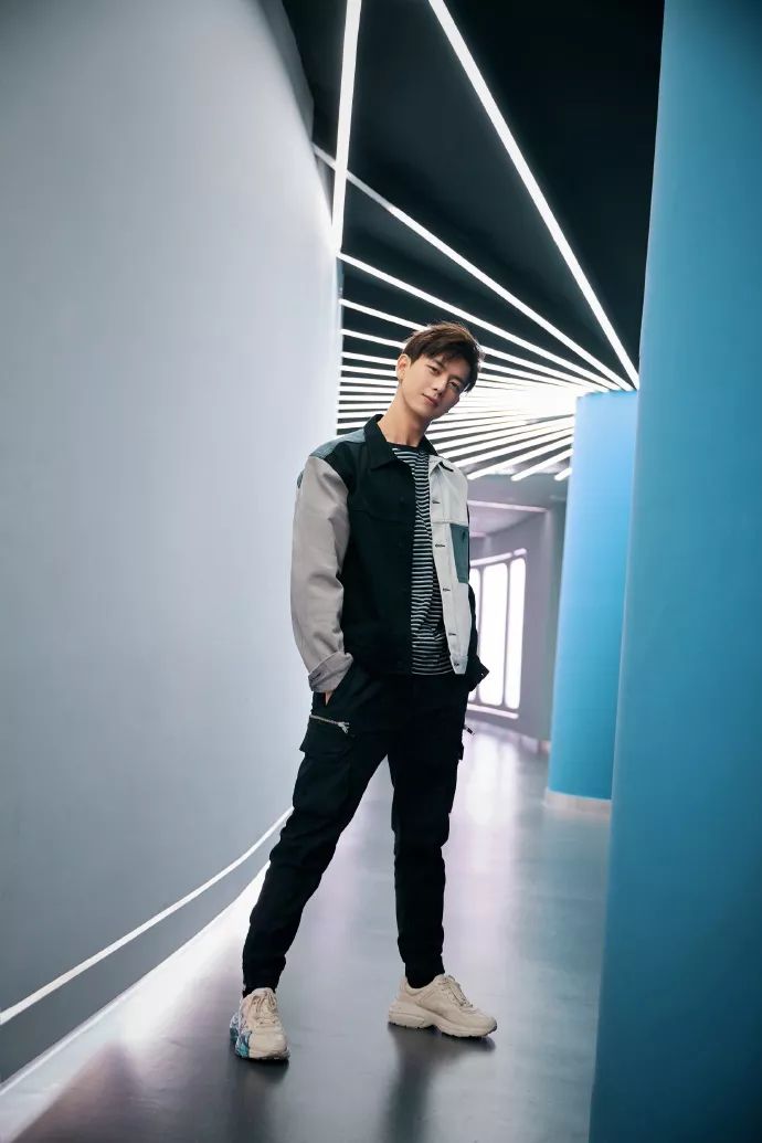 李现穿蓝色西服,李现穿绿色西装