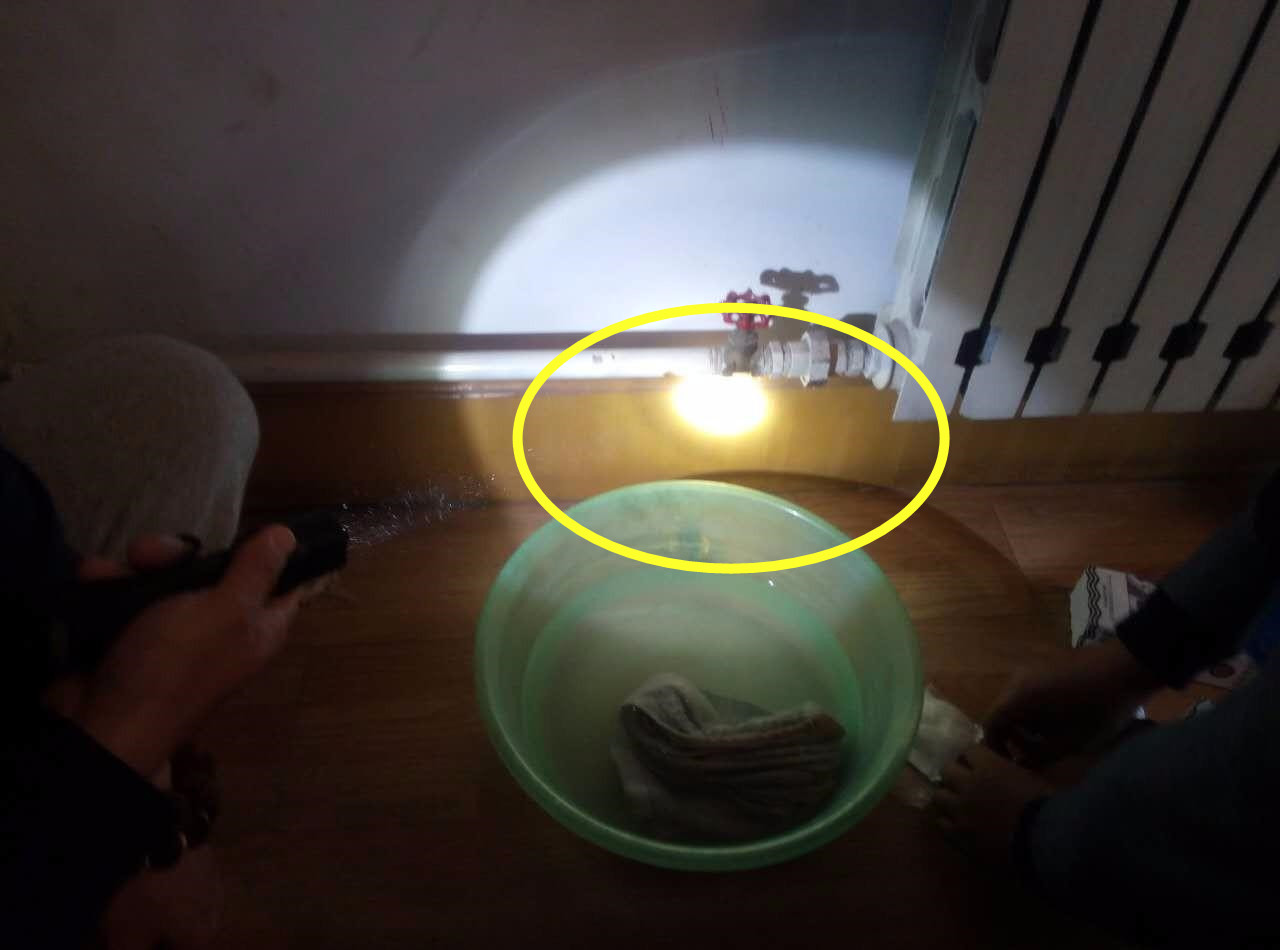 停暖后地面暖气管道出现渗水,暖气漏水地板被泡快速补救