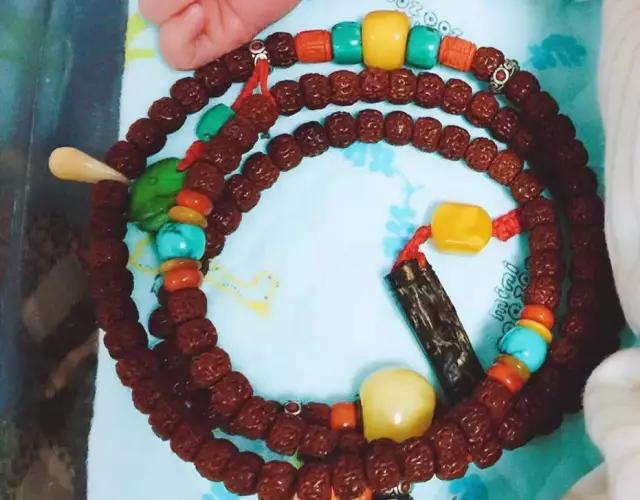 手串配饰是先盘还是先上配饰,沉香手串配饰和无配饰哪个好