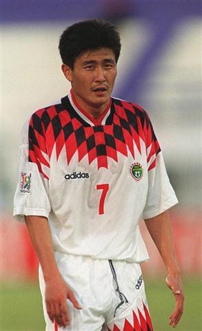 国足球衣都是红和白吗,国足球衣2007