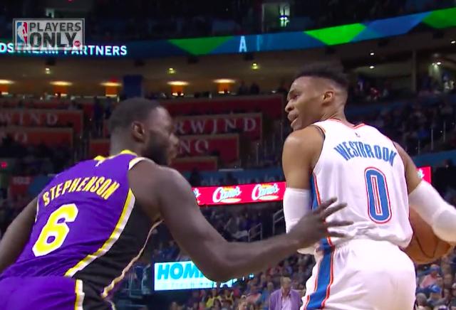 史蒂芬森防威少摸腰视频,史蒂芬森威少飞吻