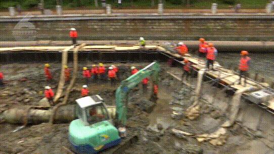 对挖断管线进行抢修,旧管道近几日抢修