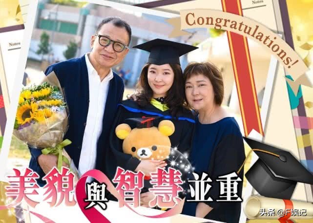 一家四口逛街陪女儿买手表71岁许绍雄忙着不停按手机