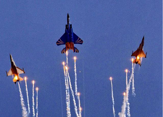 中美歼20,歼20打f22战斗机谁会赢