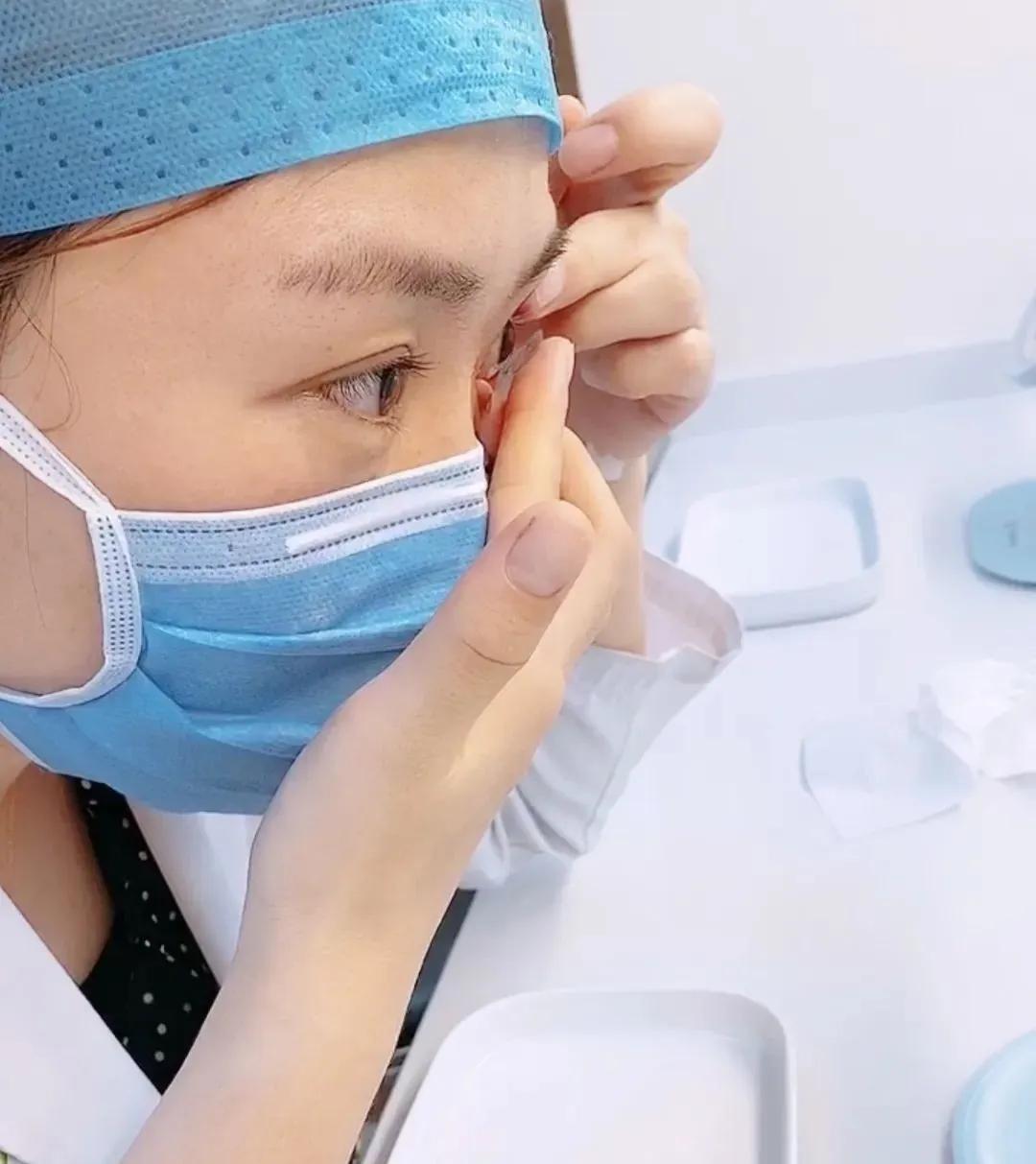 隐形眼镜怎么摘才不会伤害视网膜,隐形眼镜怎么摘都摘不下来怎么办