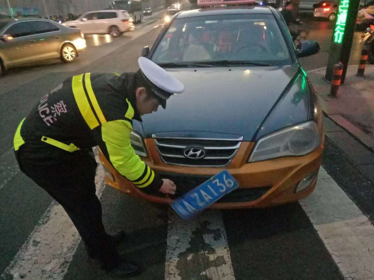 石家庄市出租车事故,天津出租车司机撞车后逃跑后续