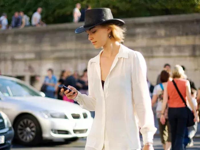 从全世界最会戴帽子的女人身上,学习一点「帽子戏法」