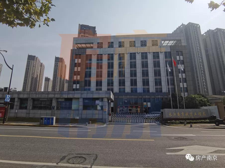 商务区无商务、300米地标成停车场！鼓楼滨江，我还要等你多久？