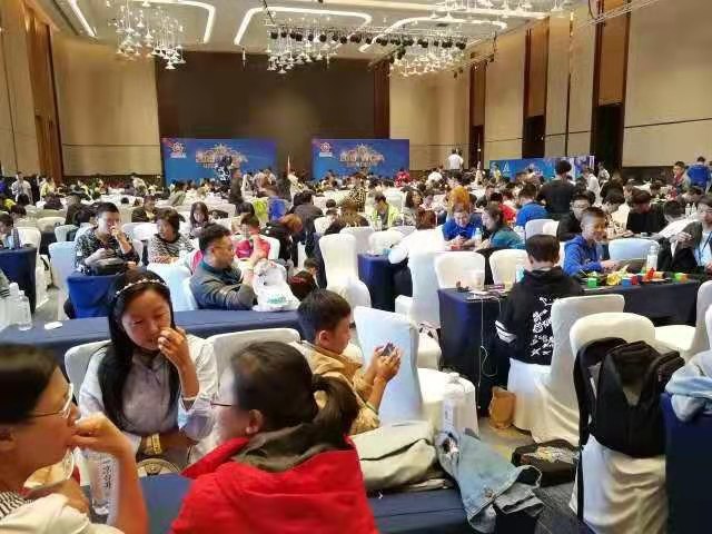 魔方高手世界纪录表演,魔方高手比赛视频对决