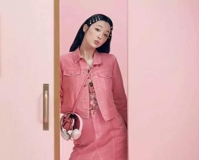 雪莉穿红西装,雪莉黑色抹胸礼服油头