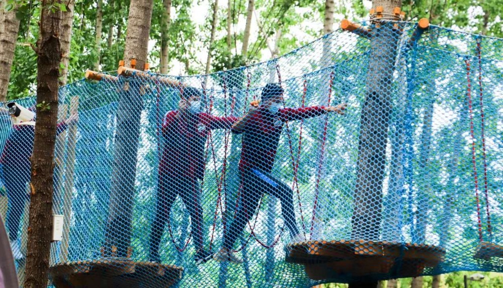 足球小镇建业网红桥,建业足球小镇攀岩