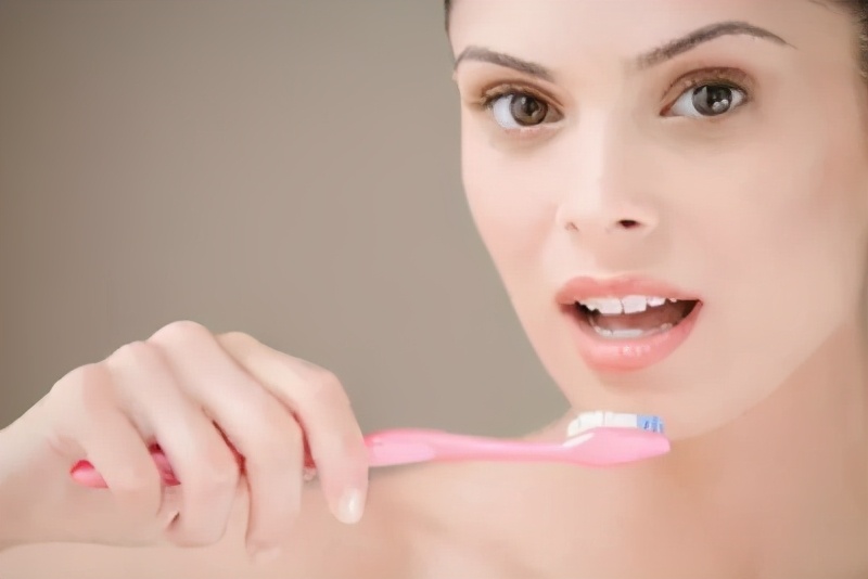 43岁牙齿松动是拔还是让自己掉,80岁老人牙齿松动要拔牙和镶牙吗