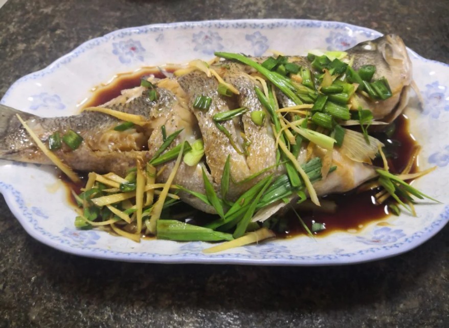 清蒸鲈鱼怎么蒸鱼鱼不烂,清蒸鲈鱼的正确方法没蒸鱼豉油