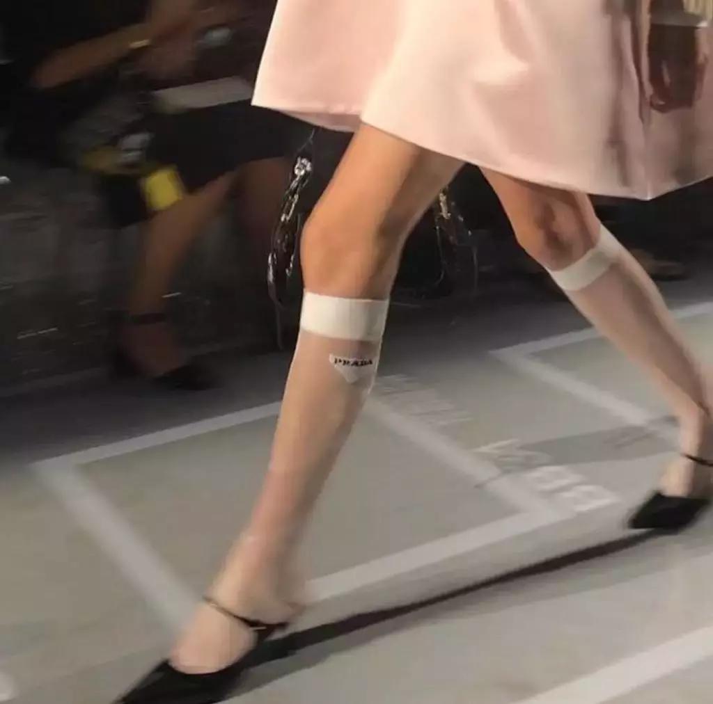 黑丝居然回归了?怎么穿才不廉价?一双黑丝,N种时尚