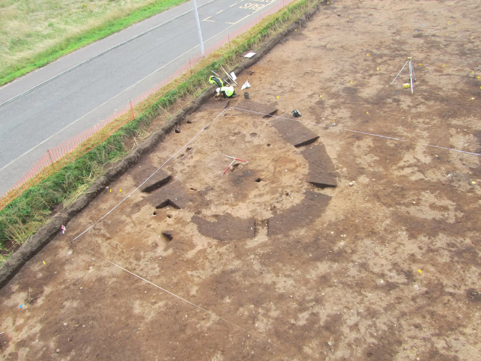 英国新建足球场,却挖出青铜宝剑和青铜矛,至少价值100万英镑