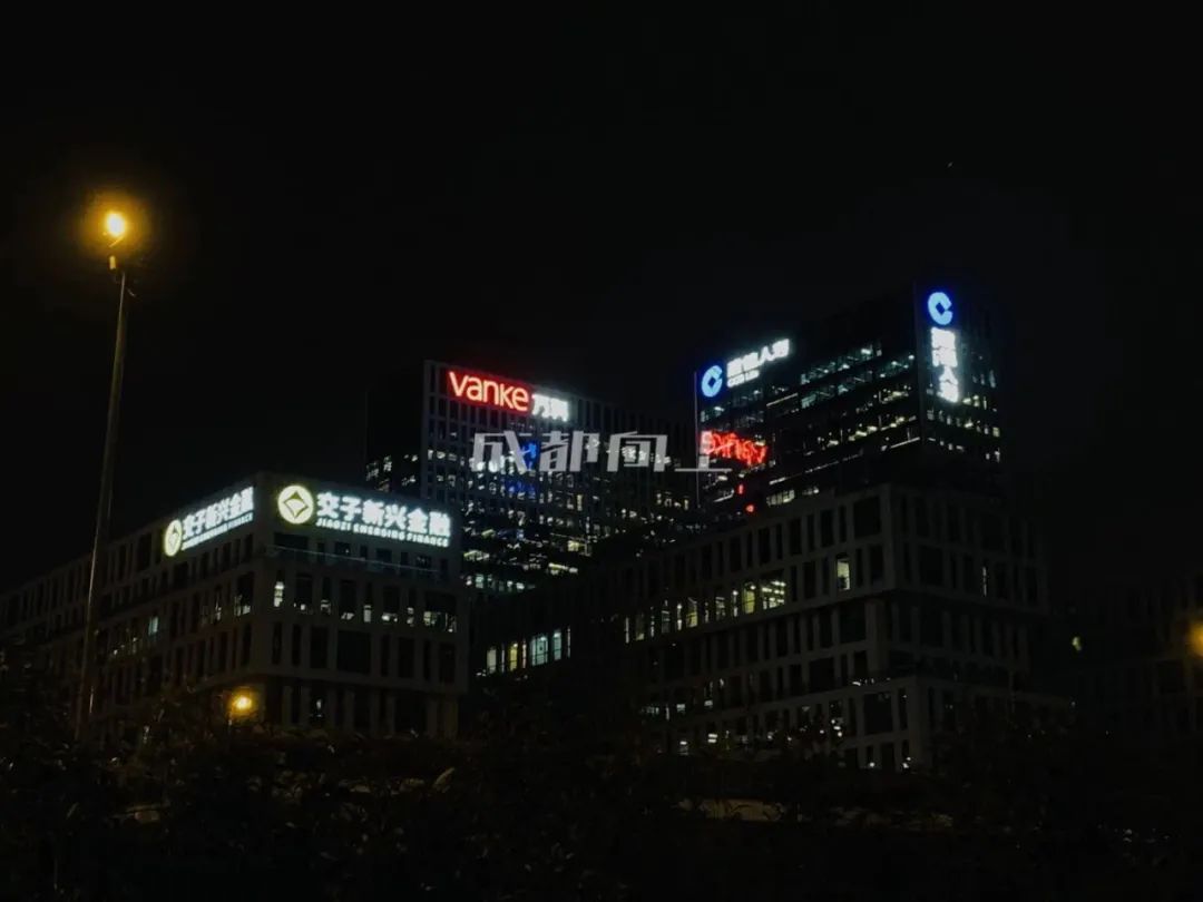 如何让成都变东京？网友：大LOGO收敛点