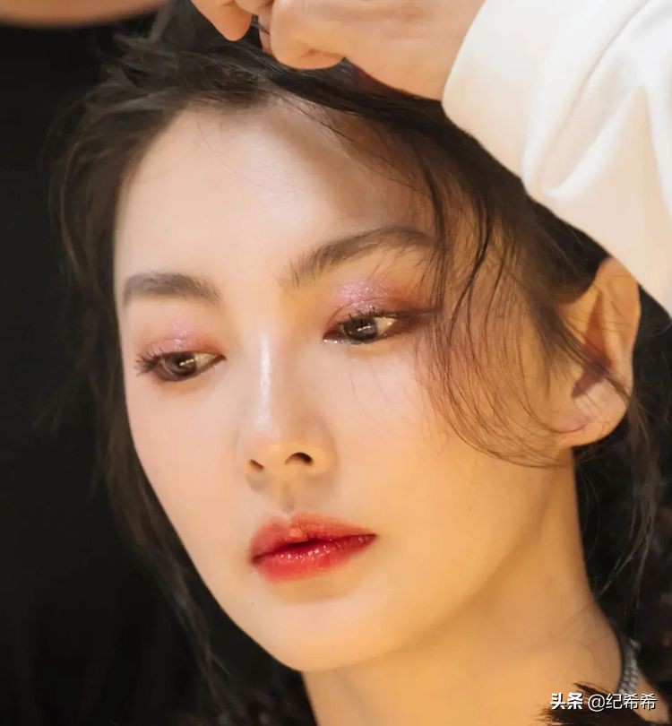 乘风破浪的姐姐同款口红196,乘风破浪的姐姐同款眼影亮晶晶