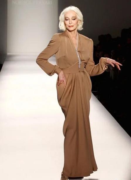 超模女王卡门：三次婚姻不幸，83岁有小鲜肉男友，89岁还上台走秀