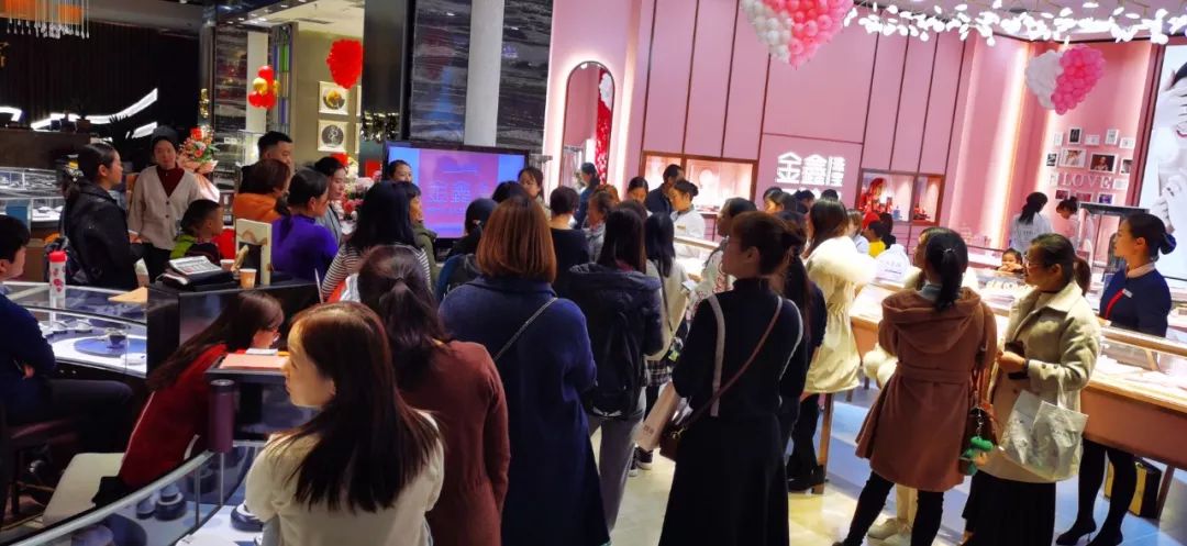 金鑫珠宝郑州永和铂爵店亮相,引数百名跑男排队代购