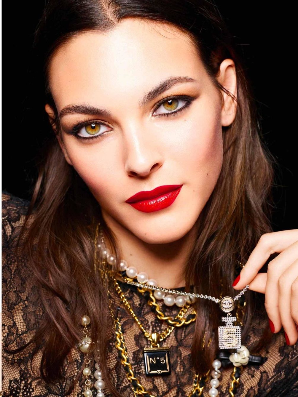 致敬百年传奇N°5香水，CHANEL呈献金灿2021圣诞限量彩妆系列