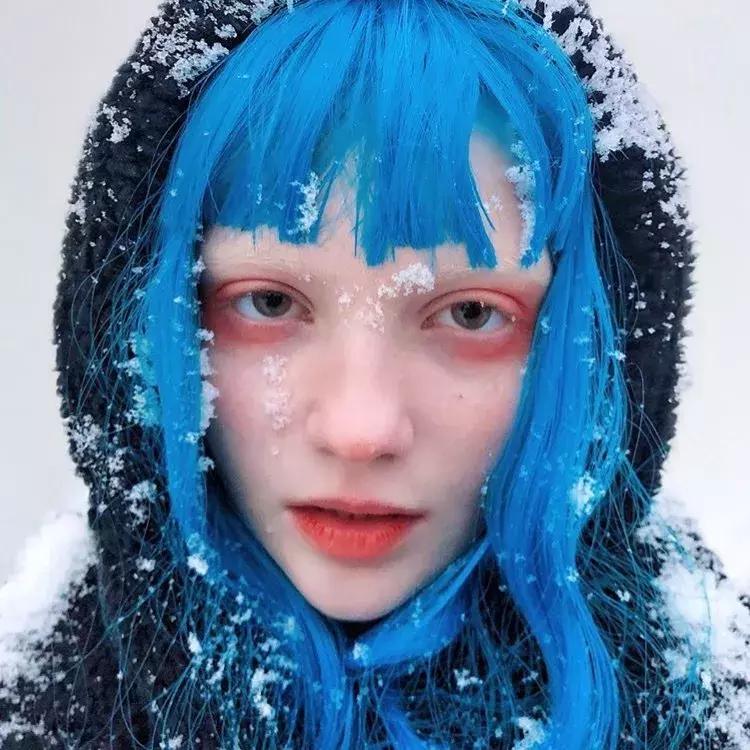 夸张发色弄什么造型,夸张的发色适合什么衣服