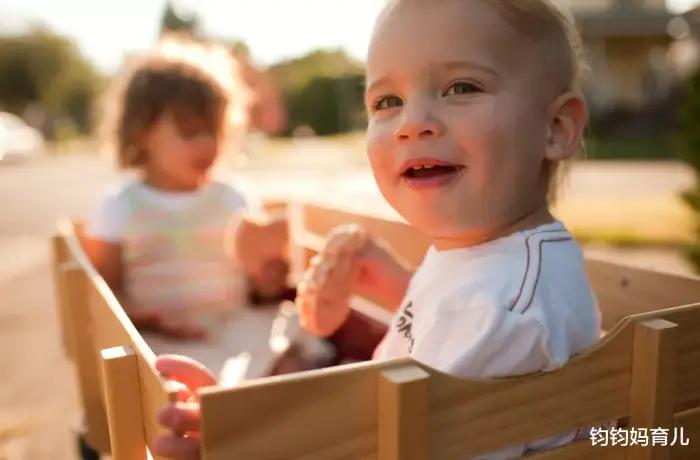 宝宝爱哭闹偏方,幼儿园新生入园哭闹老师哄娃技巧