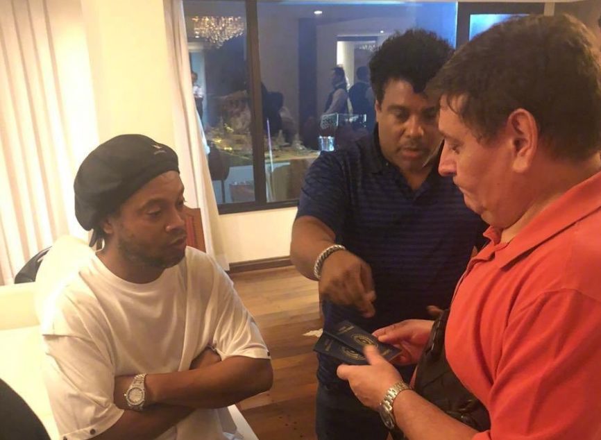 他是足球精灵，他的牛尾巴过人惊艳世界，现在用假护照被抓