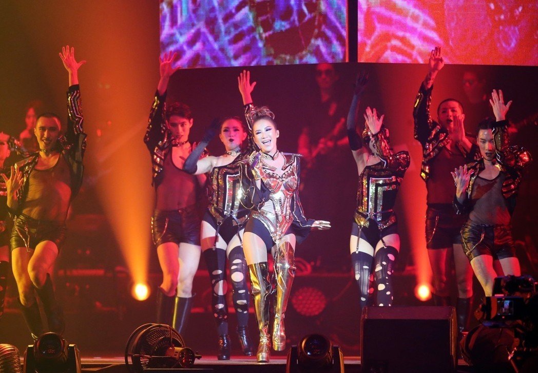 李玟发新照大秀好身材,42岁李玟晒沙滩照如少女