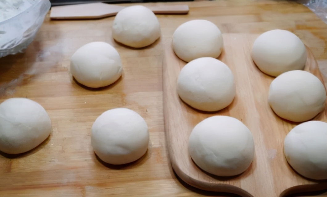 怎样用酵母粉蒸馒头好吃又松软,蒸馒头别只放酵母