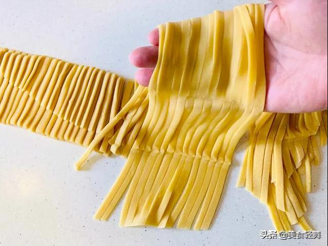 制作手擀面有诀窍，记住“3放1揉2煮面”，面条耐煮，口感筋道
