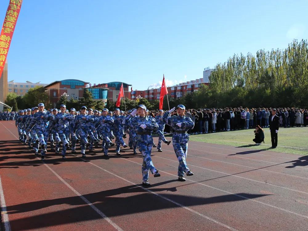 阜新高等专科学校隆重举行2020-2021学年度开学典礼暨新生军训闭营式