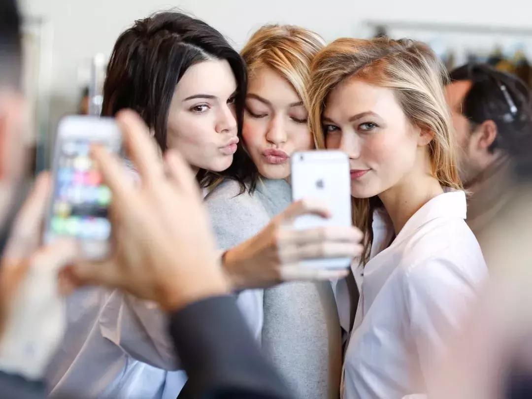 发朋友圈的女人高情商,高级的女人朋友圈应该发什么