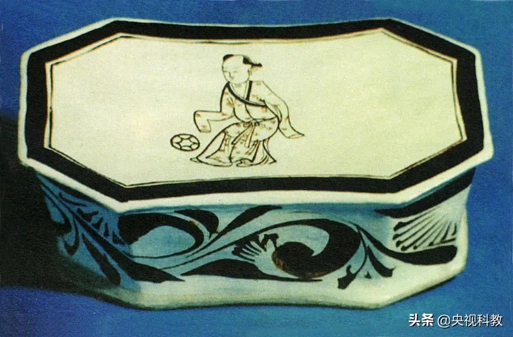 宋朝人把足球画到枕头上,是因为做梦也要踢吗?