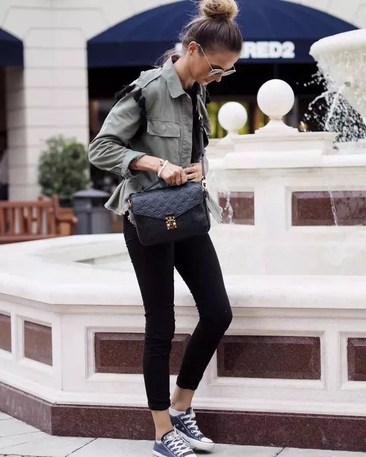 chanel和ysl包哪个好,chanel邮差大号