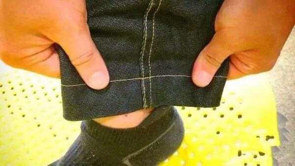 牛仔裤卷裤脚的做法,牛仔裤高帮鞋怎么卷裤脚