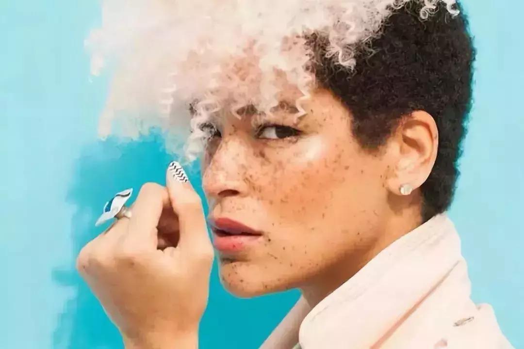 全身黑斑被骂“斑点狗”，身高160的她却成为最美超模…