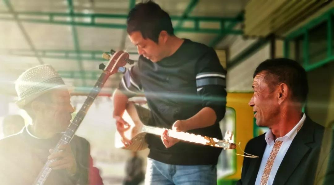 两个男人天天聊天到凌晨两三点,两个男人4小时谈话