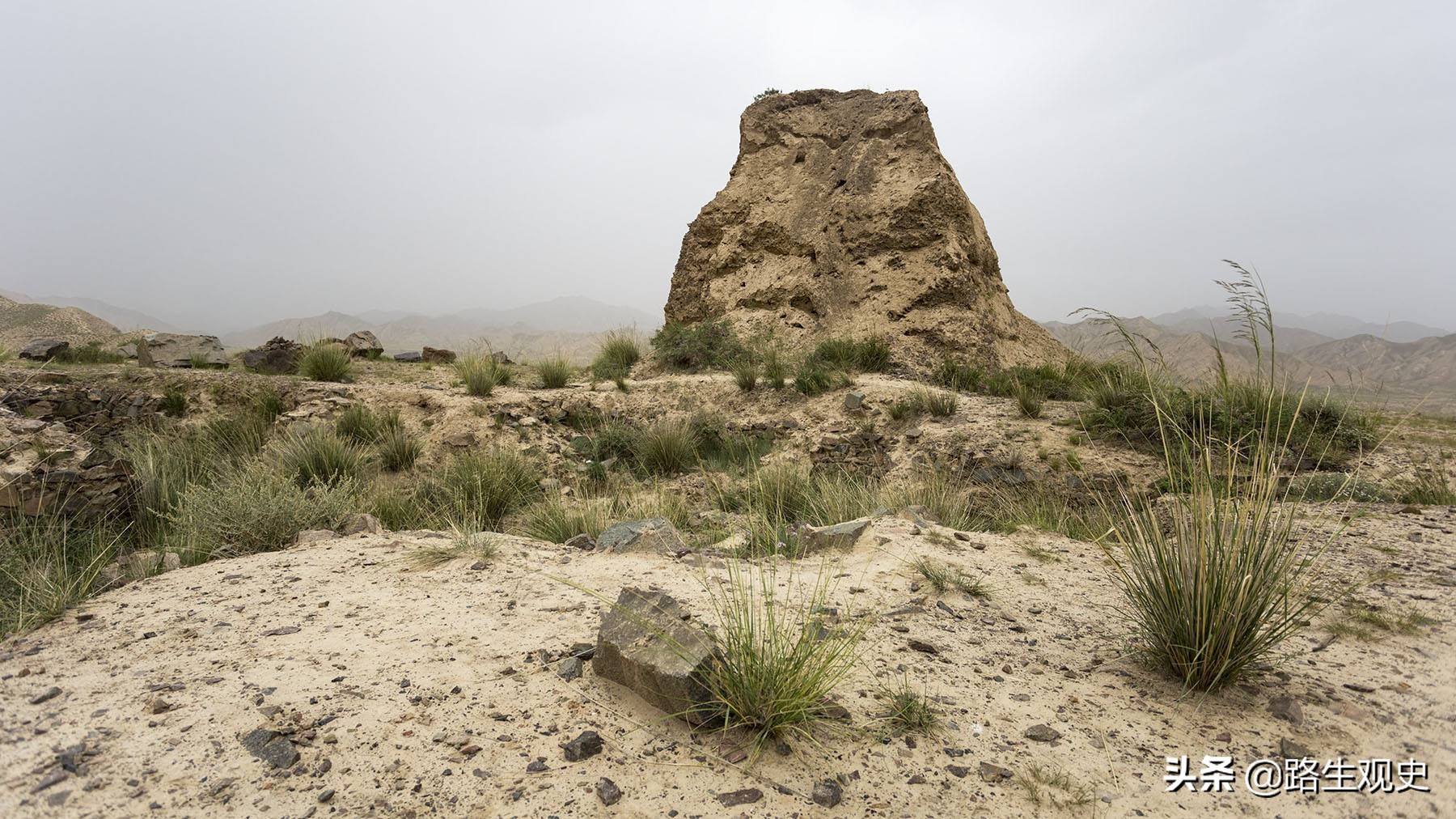 马步芳盗挖青海都兰古墓，派1个工兵营进驻，拿走金银器留下丝绸