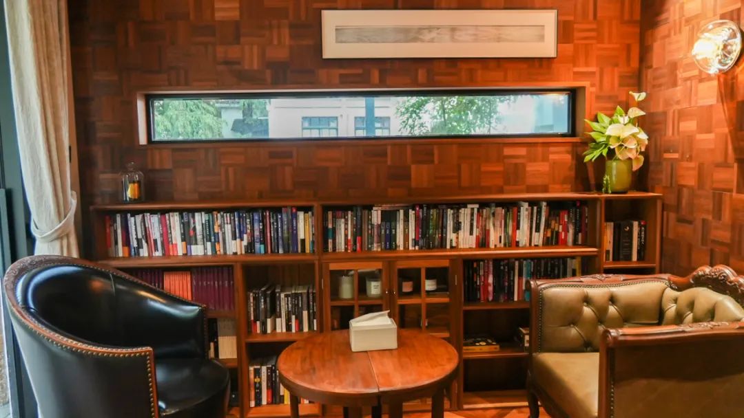 住在上海闹市400平的房子里，花开不败，开窗见池塘，太羡慕了